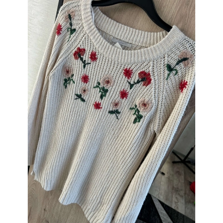 Sweter dziergany z ozdobnymi kwiatami rozmiar 42